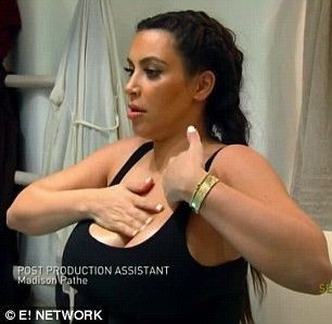 kim kardashian frotte ses seins